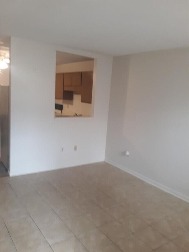 Building Photo - 2 bedroom / 1 bath condo