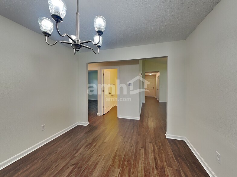 Building Photo - 15425 Dry Creek Rd