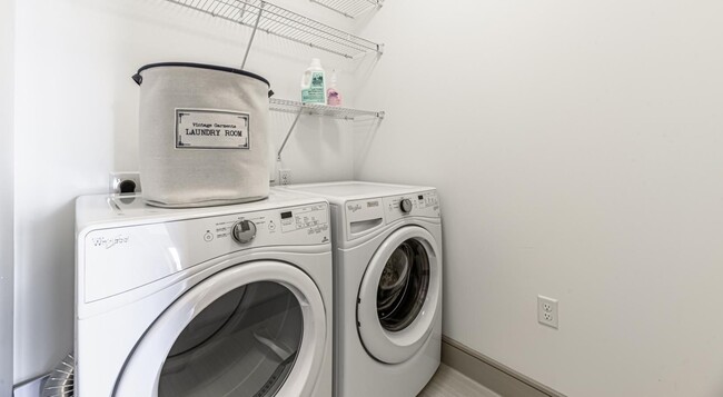 Building Photo - Experience Luxury + 1 Month Free Rent!
