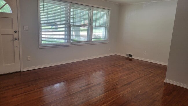 Building Photo - PRE-LEASE!! Beautiful 3 Bedroom/ 1.5 bath