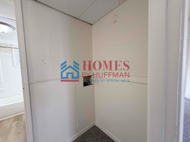 Building Photo - Two Bedroom House | Updated Flooring/Kitchen