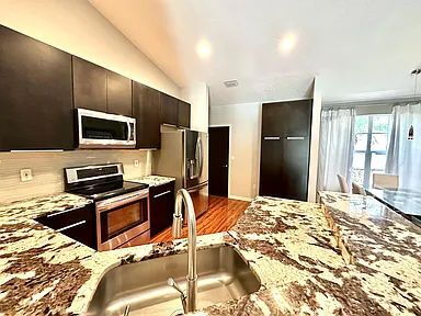 Building Photo - Luxury Updated Pool-Style Retreat on Quiet Cul-de-Sac