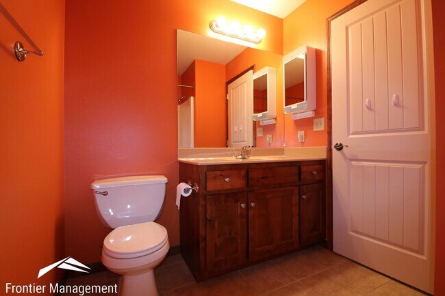 Building Photo - Gorgeous Duplex with Amazing View Off of Scenic Drive!