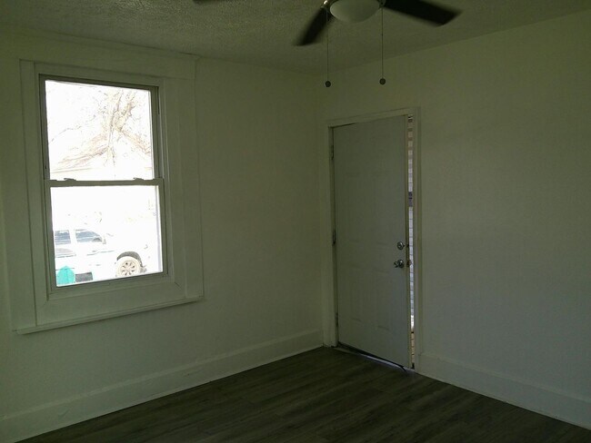 Building Photo - 944 W Central St