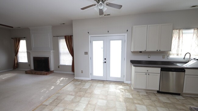 Building Photo - 4 Bedroom Home in desirable Grove Park Community