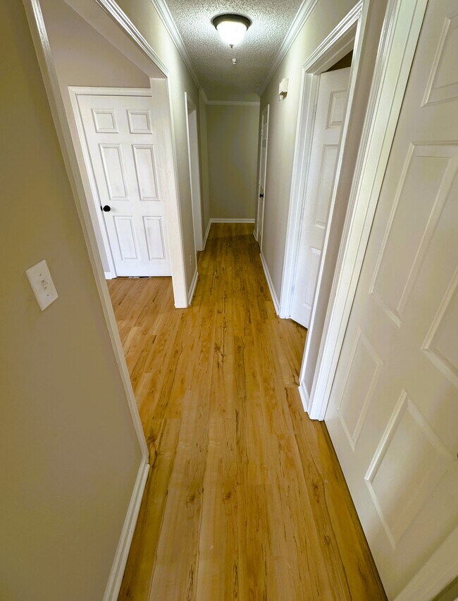 Building Photo - 2250 Lake Hill Ct