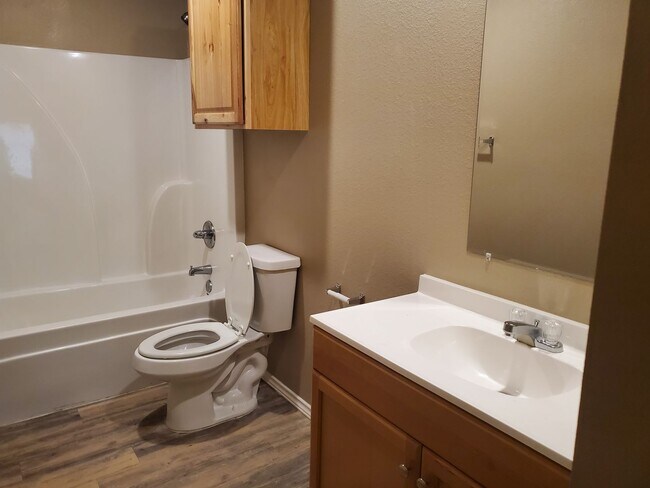 Building Photo - Charming 3 Bedroom Home