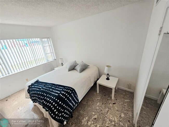 Building Photo - 2230 NE 56th Pl