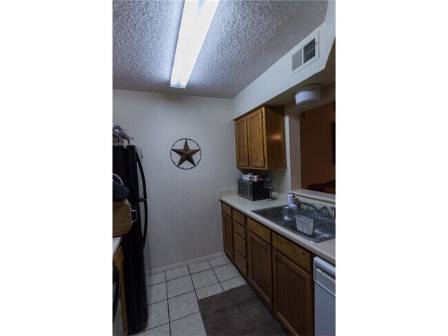 Building Photo - 1433 Yeomans Rd