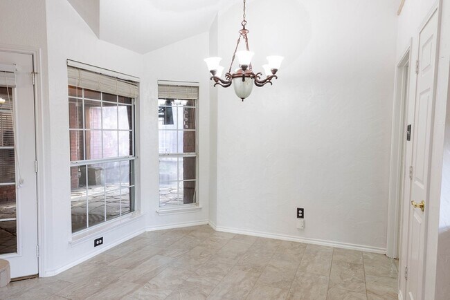 Building Photo - 710 Bel Air Dr