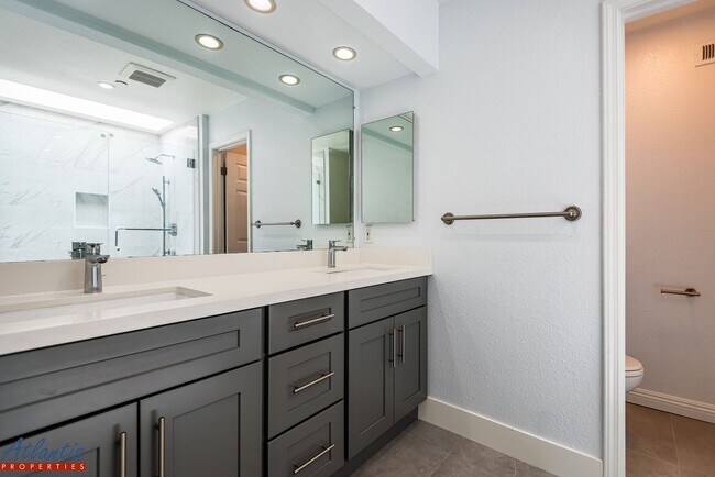 Building Photo - Beautiful Townhouse | Desirable Location