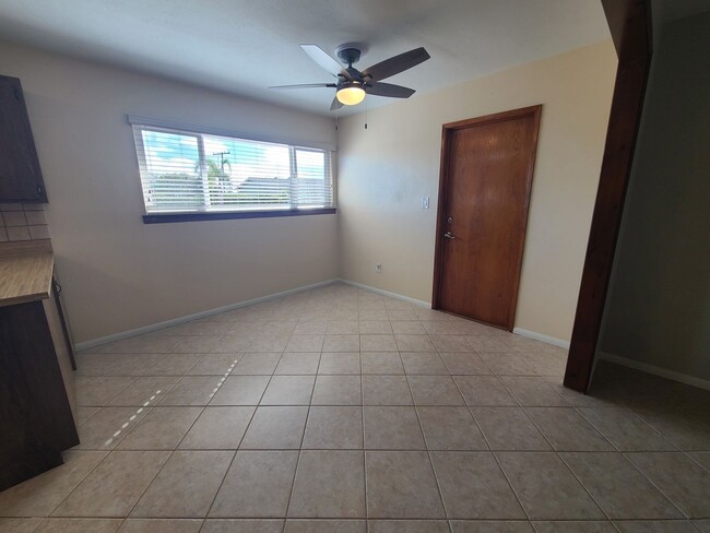 Building Photo - Spacious 4 bed 2 bath + 2 car garage & lar...