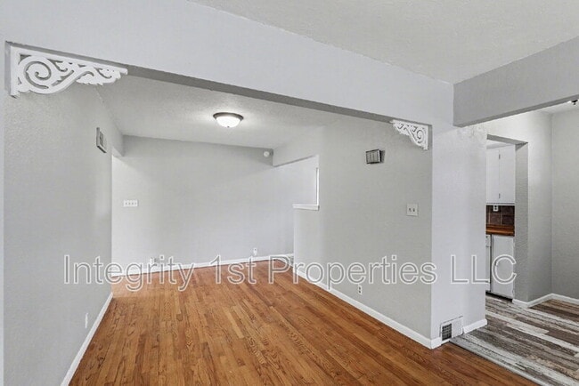 Building Photo - 211 SE 7th St