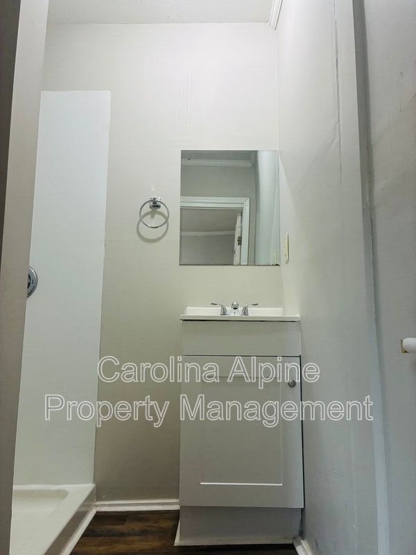 Building Photo - 1500 W Walnut Ave