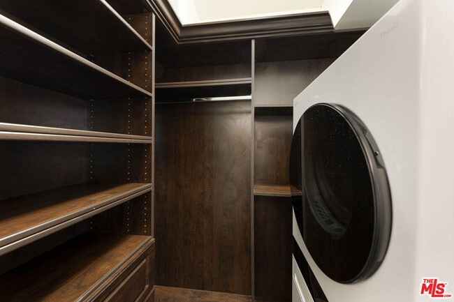 Building Photo - 1131 Alta Loma Rd