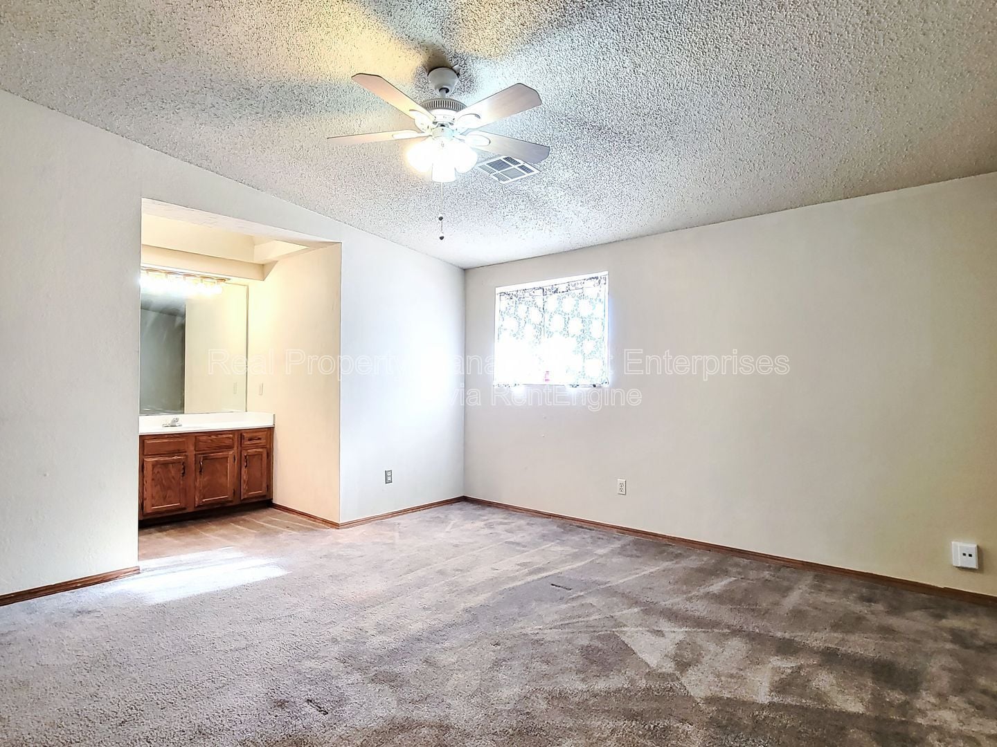 Building Photo - 14011 Fairhill Ave