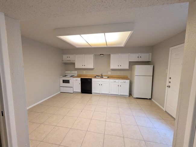 Building Photo - 330 W Byrd Blvd