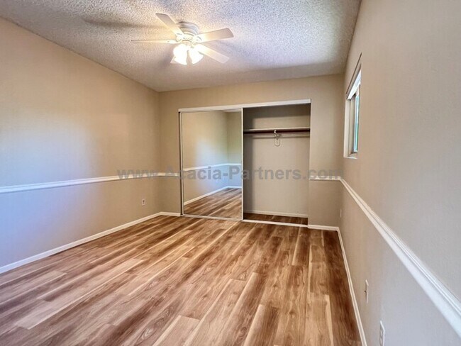 Building Photo - 2 Bdrm/2Bth Townhome