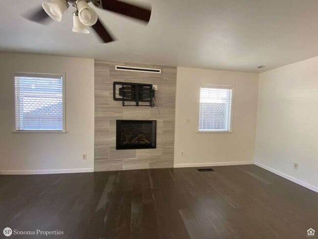 Building Photo - 3bd/2ba Single-Level Home - Close to Downt...