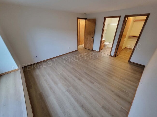 Building Photo - *1ST MONTH'S RENT FREE PROMO* SE Portland Home on A Cul-De-Sac with Garage, Yard, Fireplace and M...