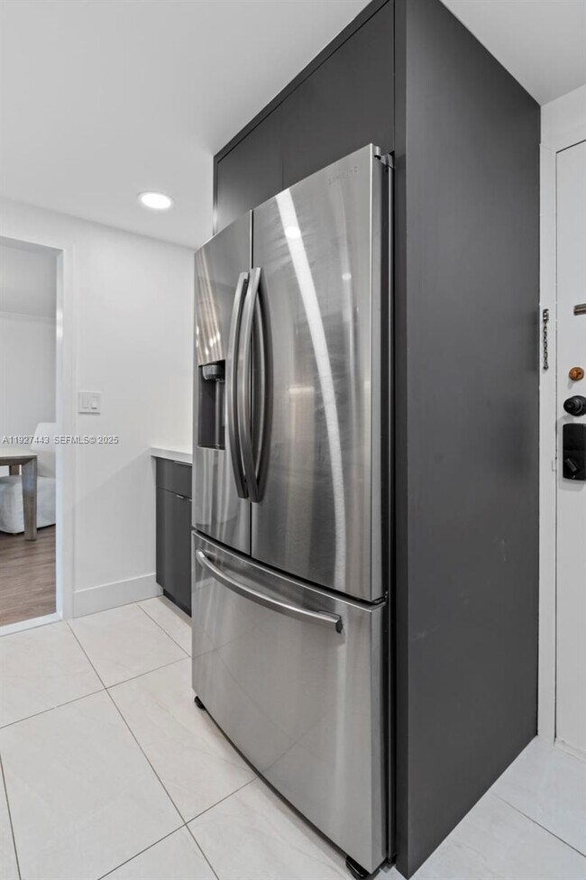 Building Photo - 3140 S Ocean Dr