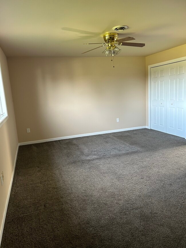 Neutral carpeting in the 3 bedrooms - 303 Seminole Ct