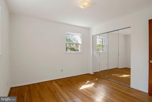 Building Photo - 6807 Dean Dr