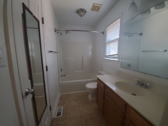 Building Photo - 5090 Summer Ridge Rd