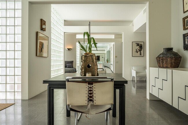 Building Photo - 520 W Vía Lola