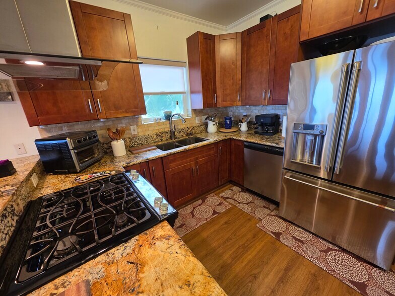 Building Photo - 1367 Kakae Pl