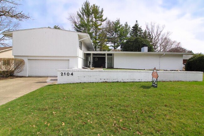 Building Photo - 2104 Zuppke Dr