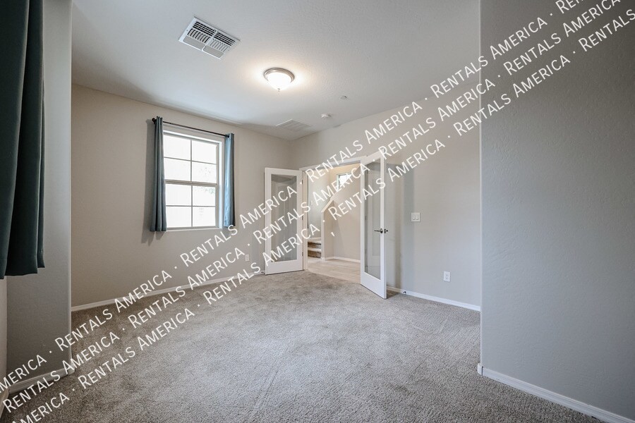 Building Photo - 1701 E Dogwood Ln