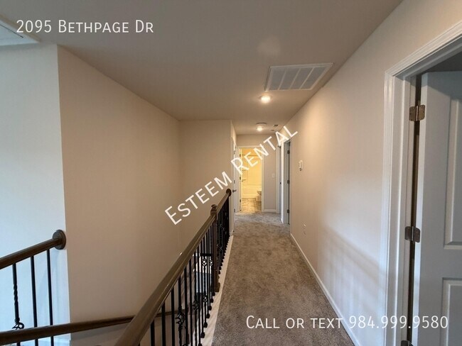 Building Photo - 2095 Bethpage Dr