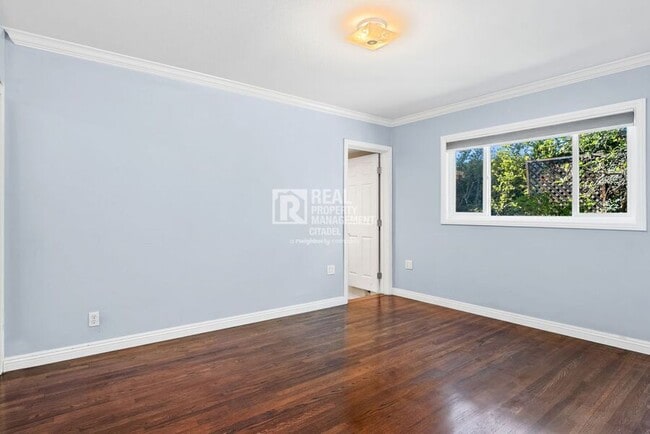 Building Photo - 1425 W Woodcrest Ave