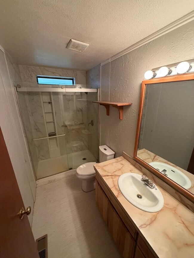 Building Photo - 3 Bedroom with a View!