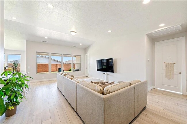 Building Photo - Bright and Spacious 3 Bedroom Home in Wash...