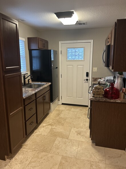 Kitchen - 6108 Cloudy Ridge St