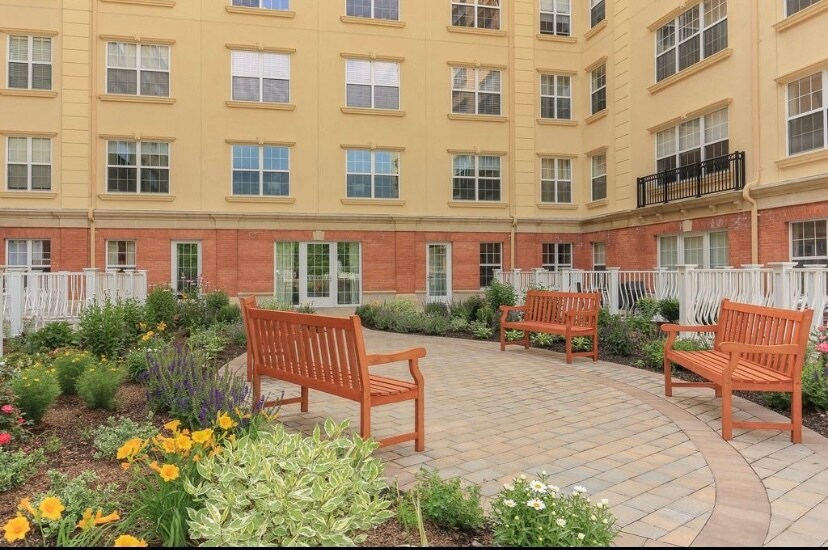 Building Photo - 10 Byron Pl