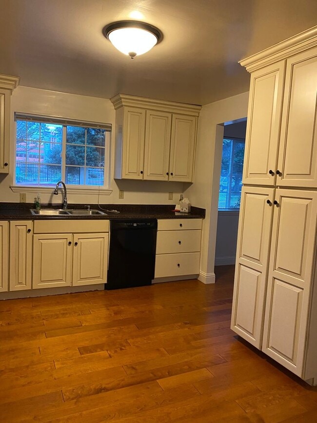 Building Photo - Two bedroom one bath home walking distance to beach and Naval Postgraduate School