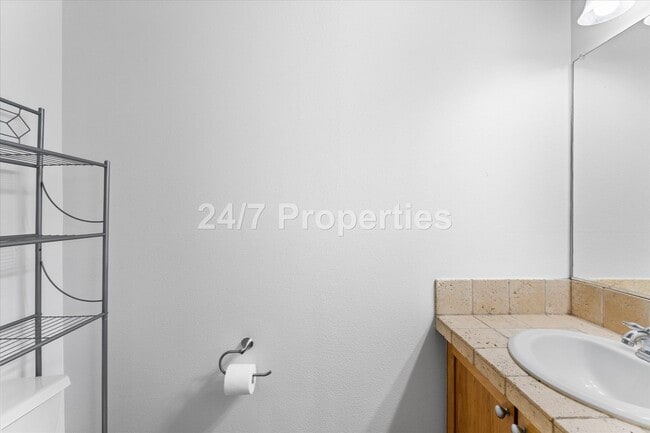Building Photo - *MOVE-IN SPECIAL!* 3 BD I 2.5 BA Beaverton Townhome