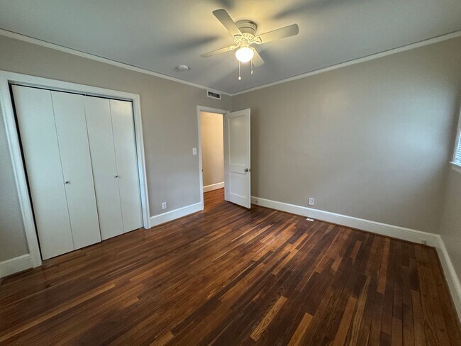Building Photo - 2213 Chesterfield Ave