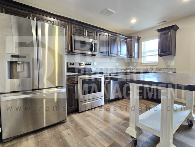 Building Photo - Bright & Clean 3 Bedroom, 2.5 Bathroom Townhome for Rent in Idaho Falls by Real Property Manageme...