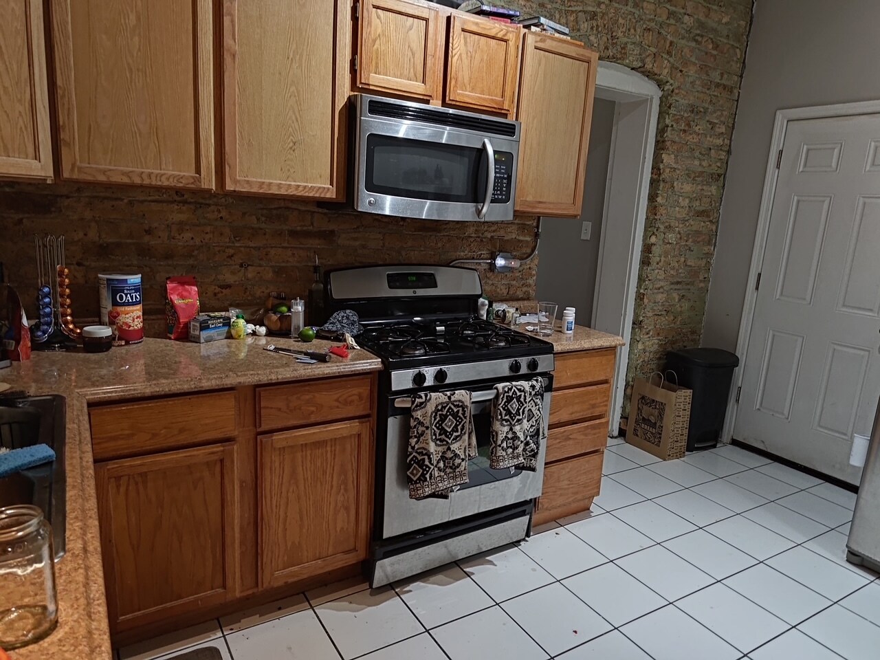 Building Photo - 848 N Hermitage Ave