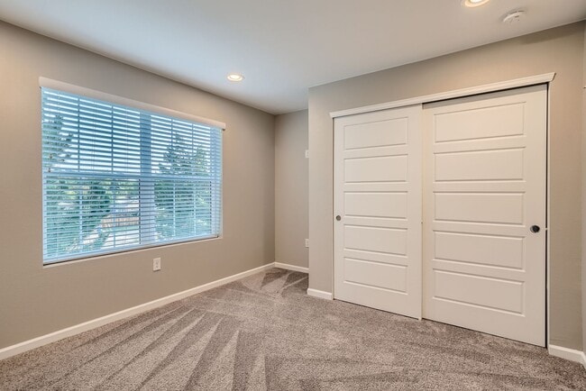 Building Photo - Accessible Townhome near Edgewater!