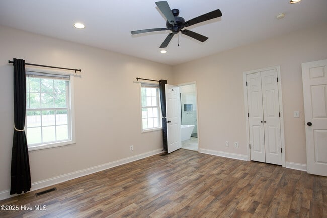 Building Photo - 102 Willow Creek Ln