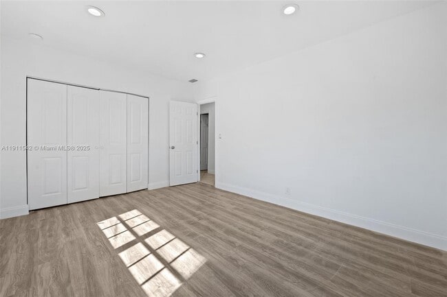 Building Photo - 2444 Plunkett St