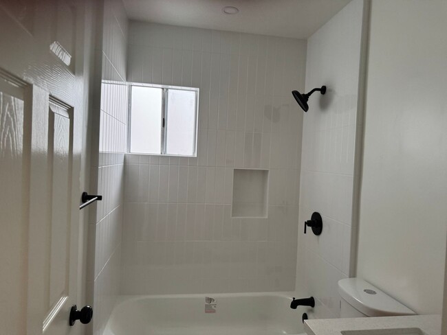 Building Photo - COMPLETELY REMODELLED 1 BEDROOM DUPLEX FOR LEASE!