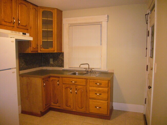 kitchen - 557 Clemesha Ave