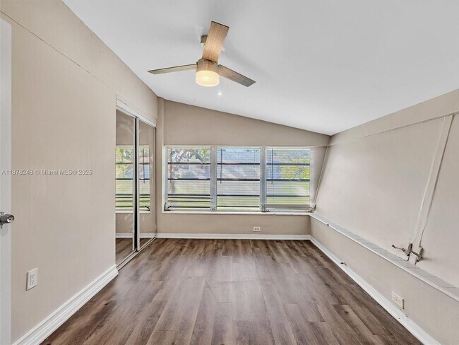 Building Photo - 365 NE 171st Terrace