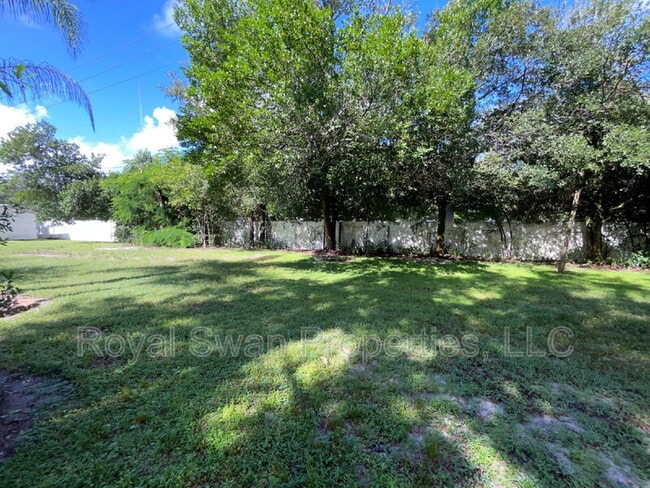 Building Photo - 222 Lakeview Dr